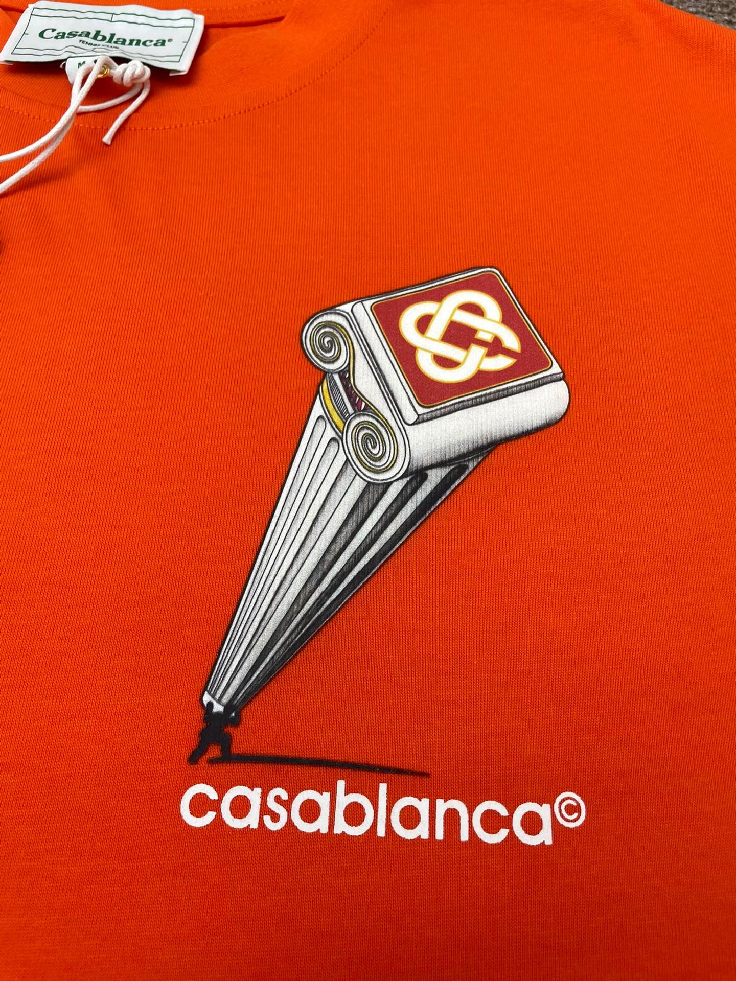Orangefarbenes T-Shirt