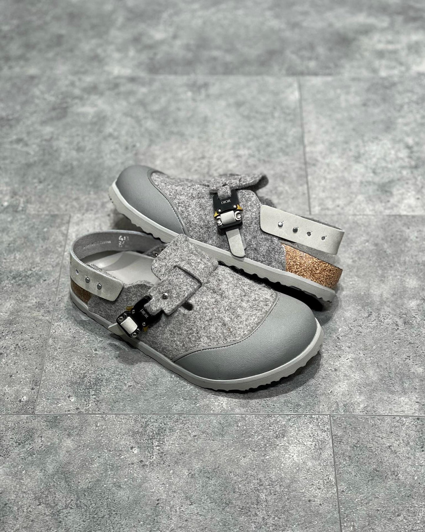 أحذية باللون الأسود والرمادي والأبيض العاجي