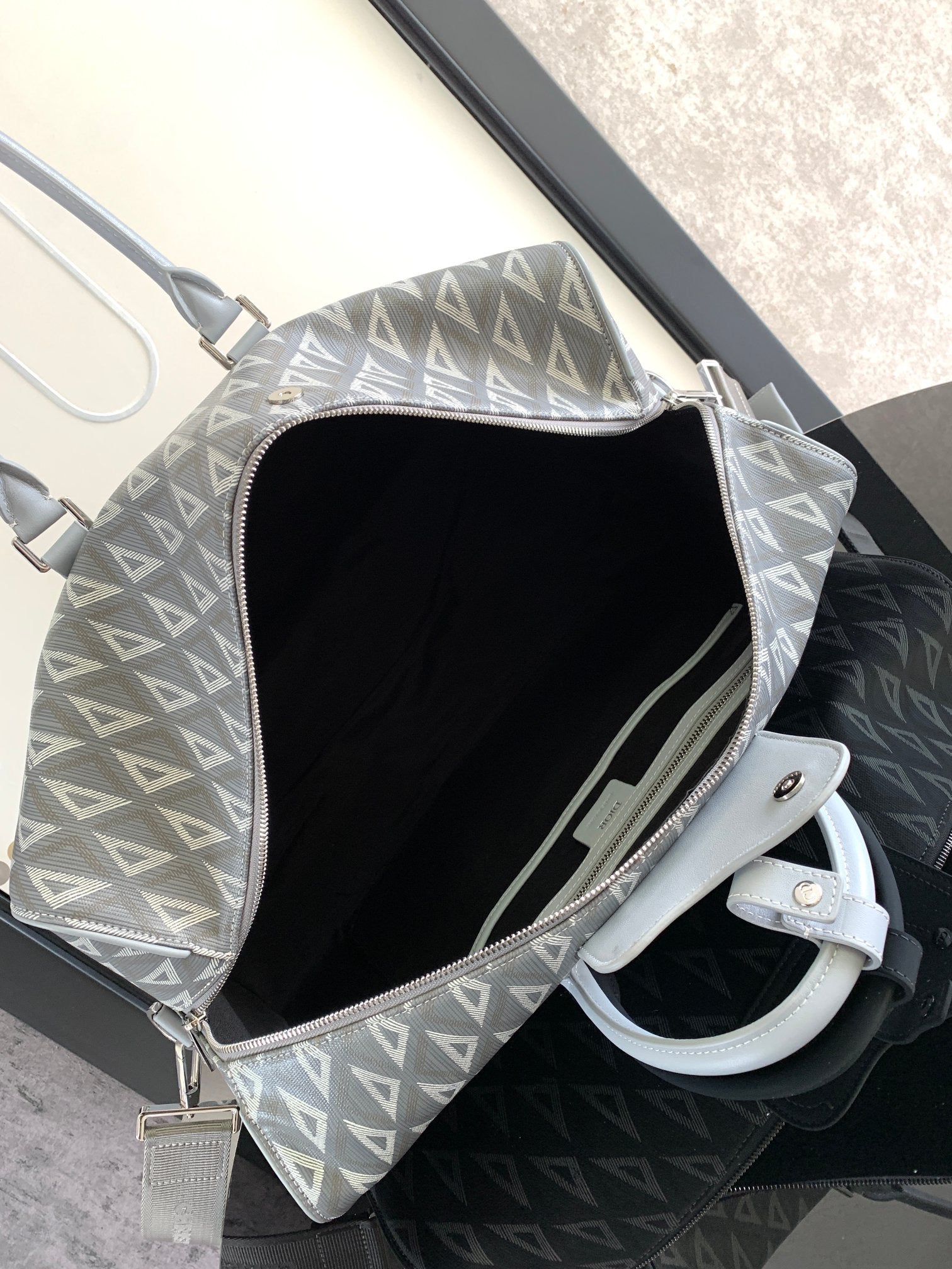 Graue und schwarze Tasche