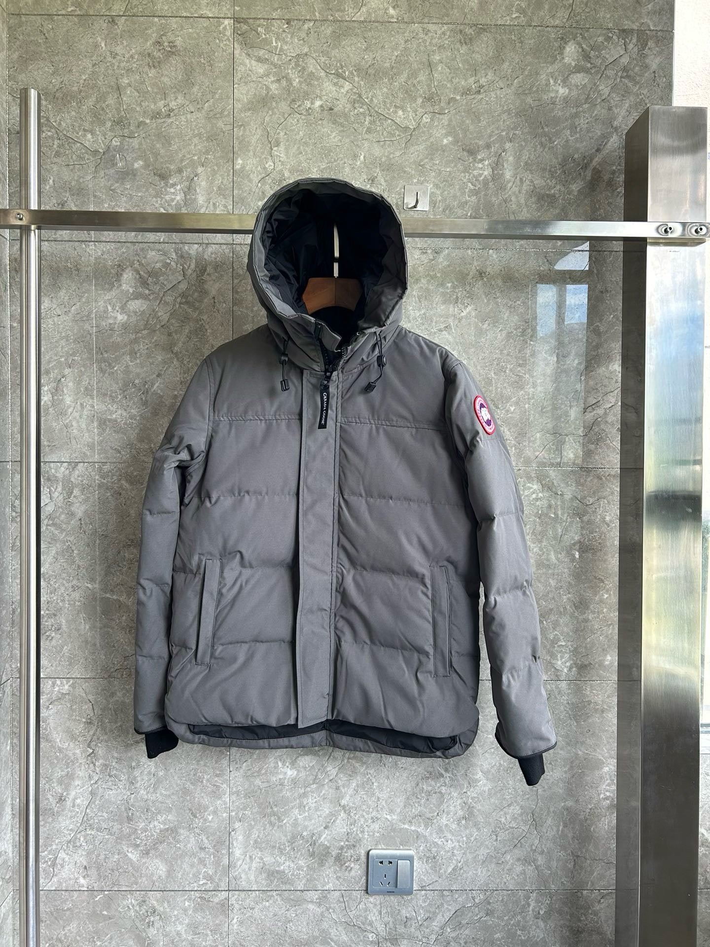 Weiße, graue, blaue und schwarze Jacke