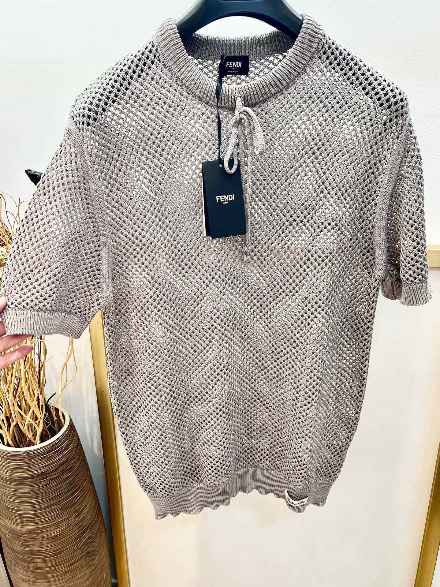 تي شيرت أخضر ورمادي