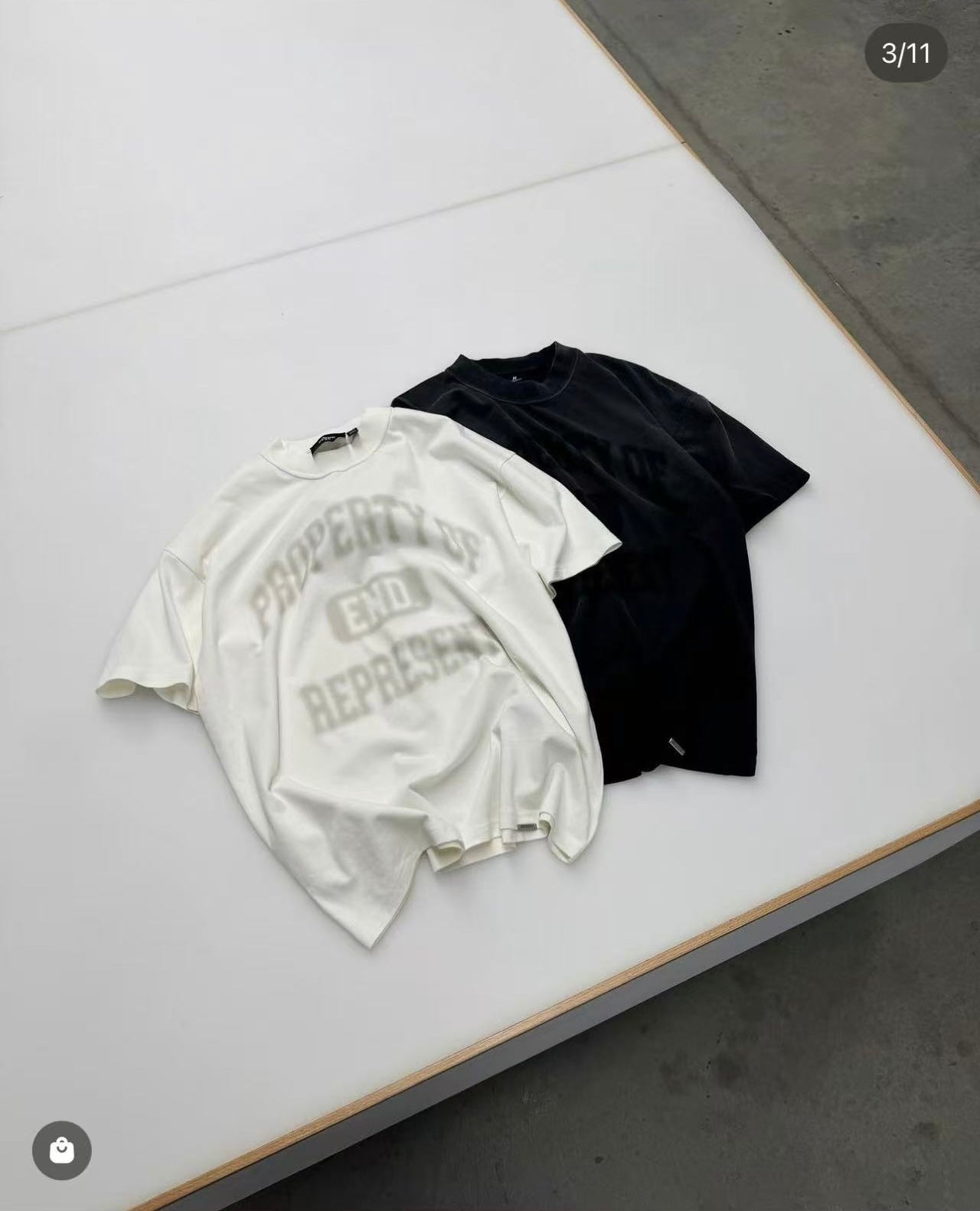 Weißes und altes schwarzes T-Shirt