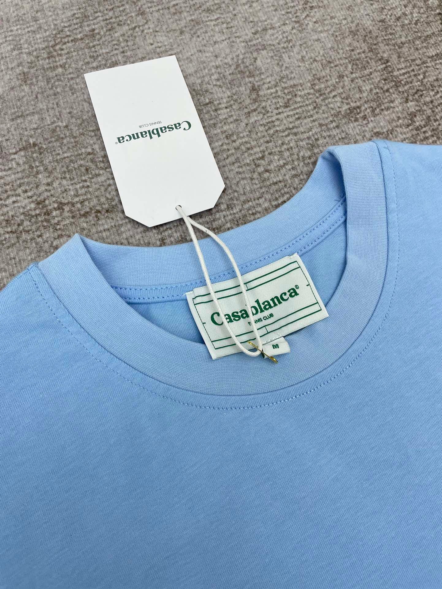 Schwarzes, himmelblaues und weißes T-Shirt