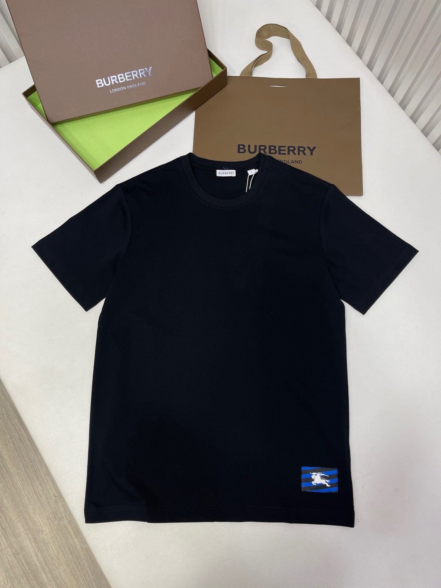 Weißes, grünes und schwarzes T-Shirt