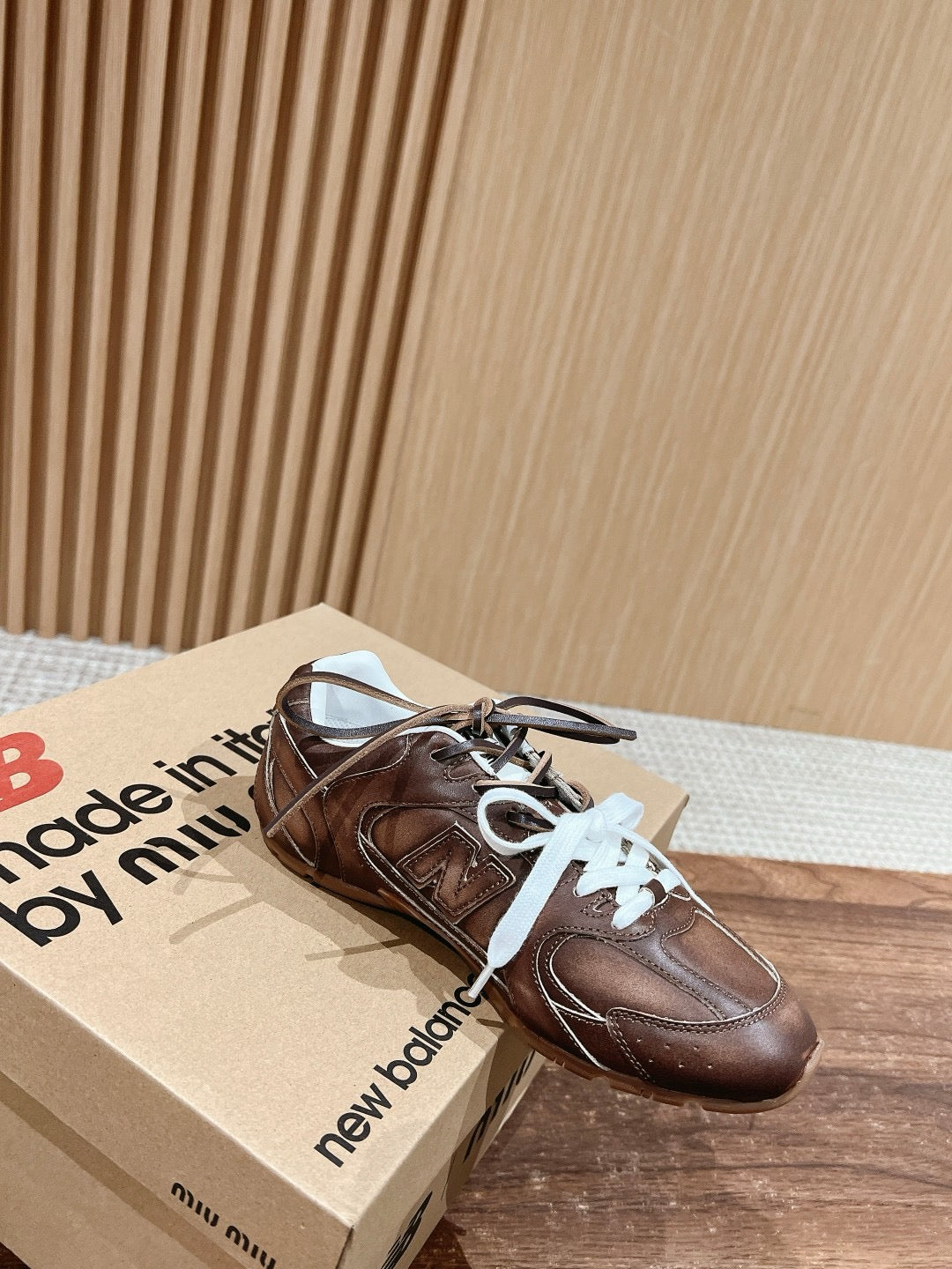 أحذية متعددة الألوان