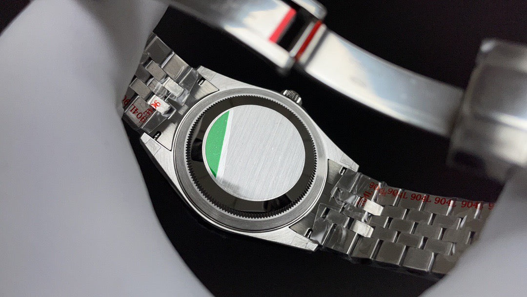 Weiß-grüne Uhr
