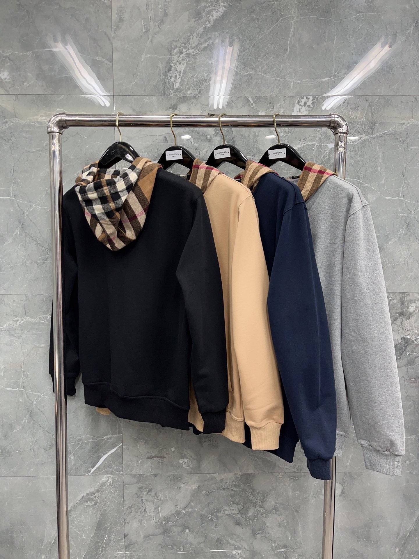 Schwarze, dunkelblaue, graue und khakifarbene Jacke