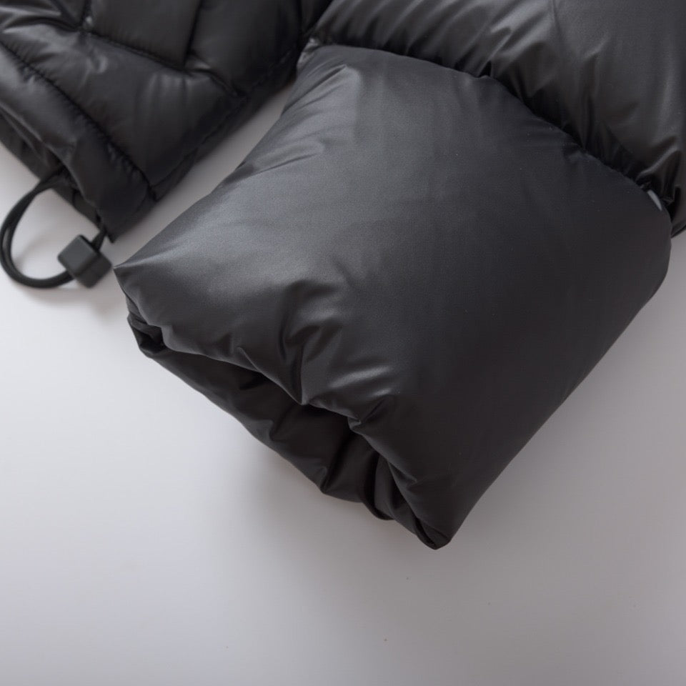 Schwarze und weiße Jacke