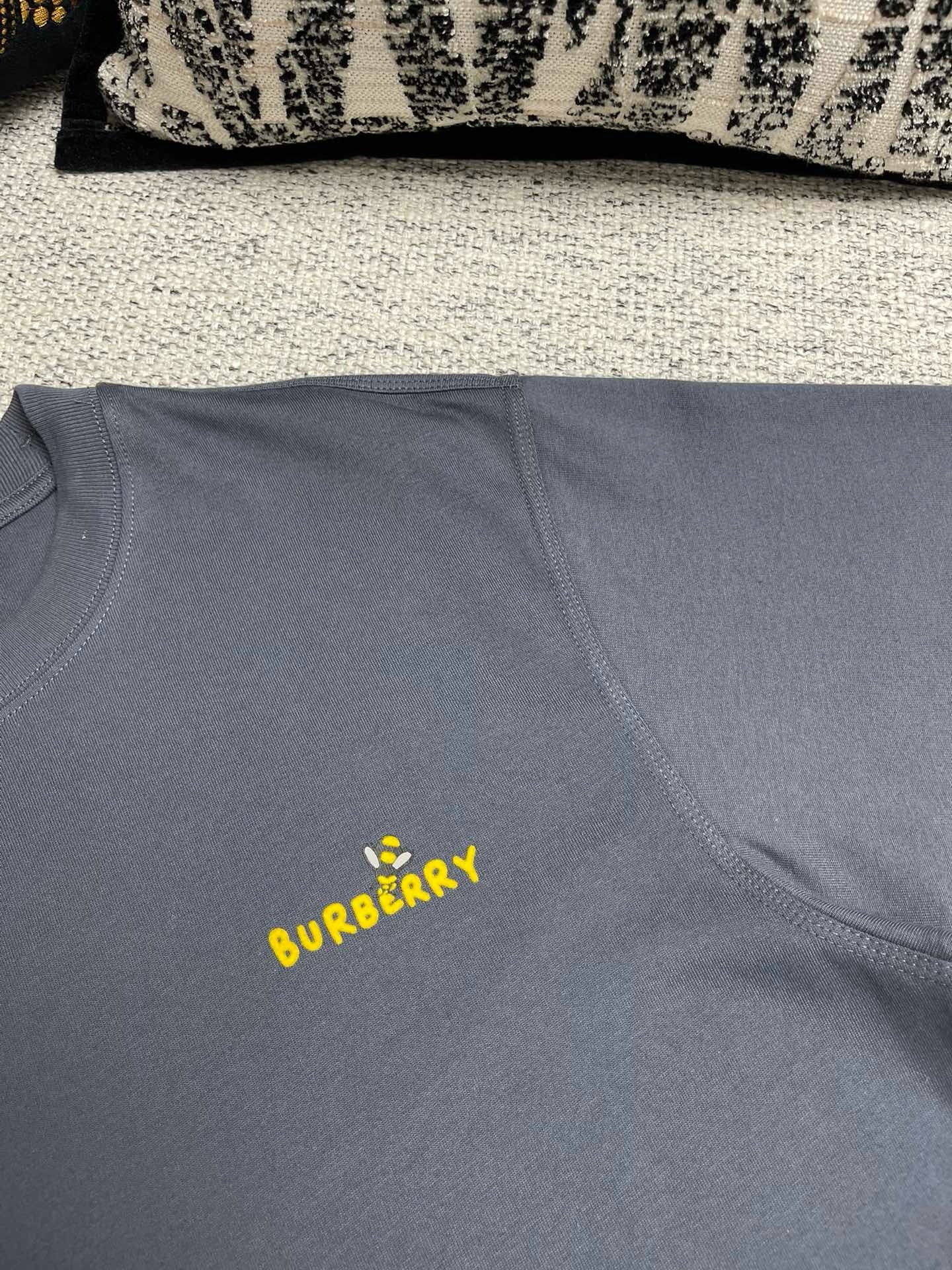Aprikosen- und graues T-Shirt