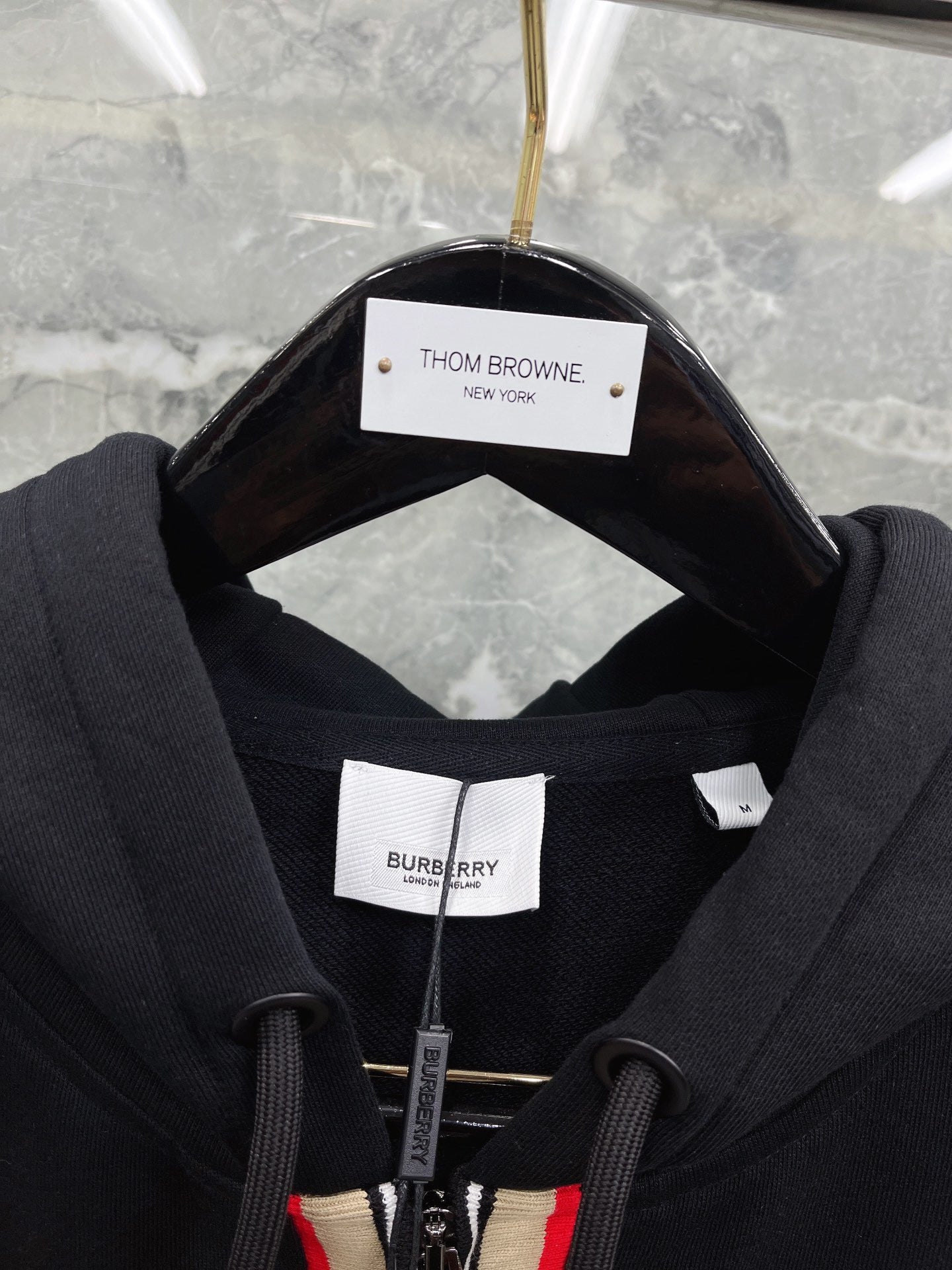 Schwarze, blaue und graue Jacke