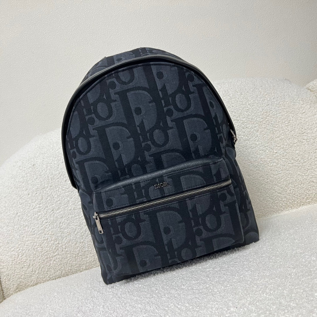 Bolso oblicuo negro y clásico