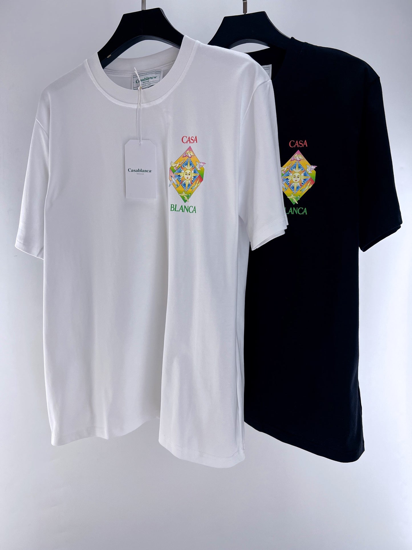 Camiseta azul y blanca