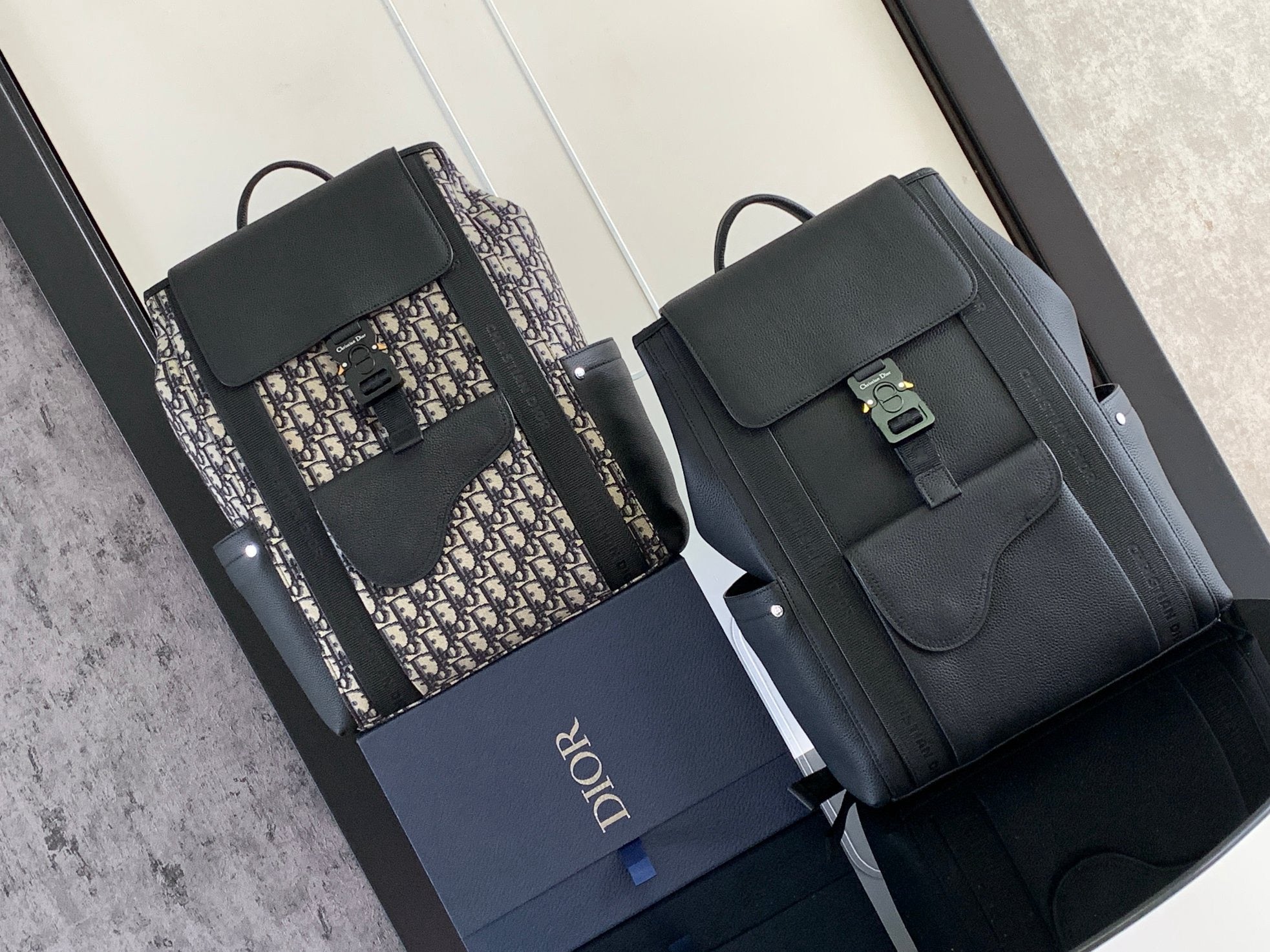 Aprikosen- und schwarze Tasche