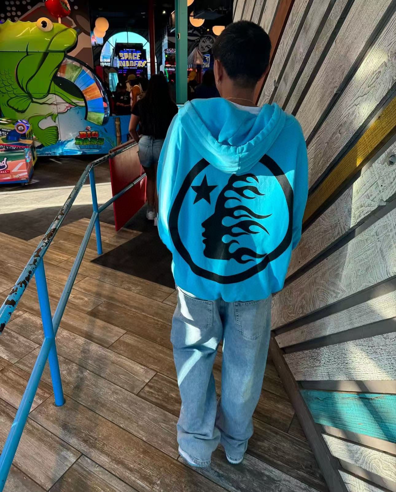 Himmelblauer Hoodie