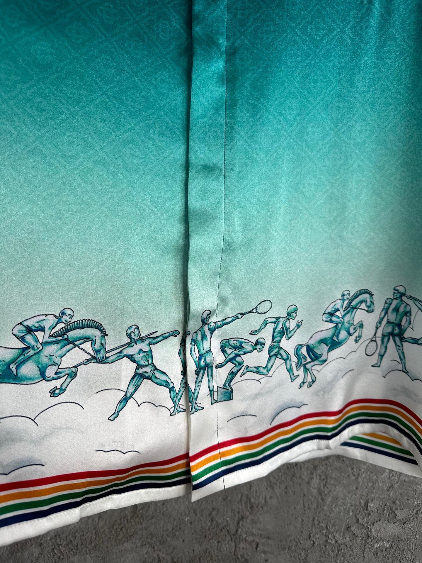 قميص متعدد الألوان