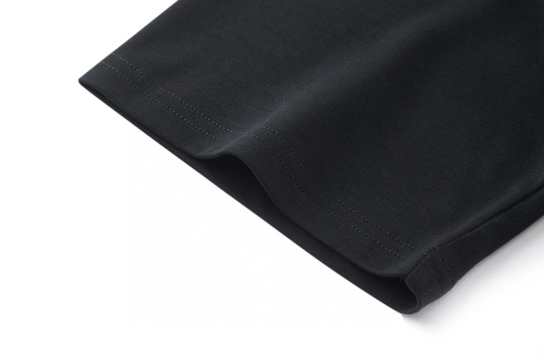 تي شيرت أبيض وأسود