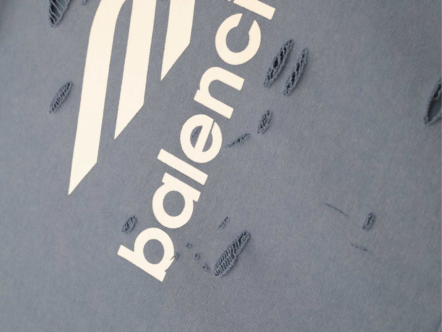 Blauer und schwarzer Kapuzenpullover