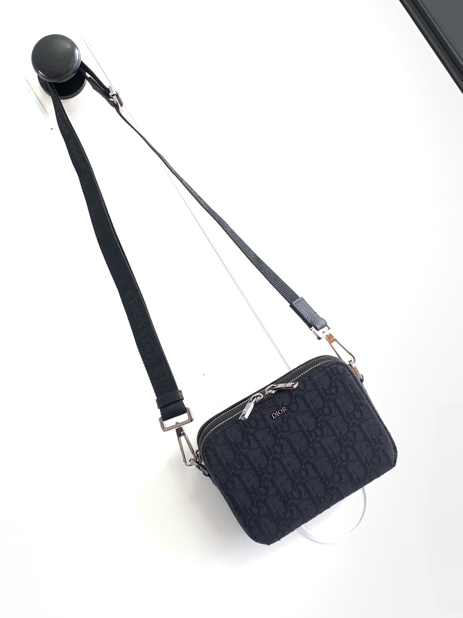 Aprikosen- und schwarze Tasche