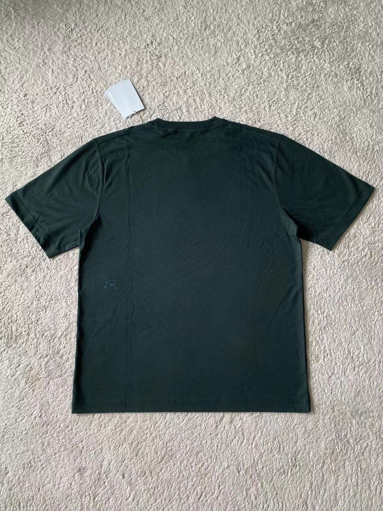 Dunkelgrünes und graues T-Shirt