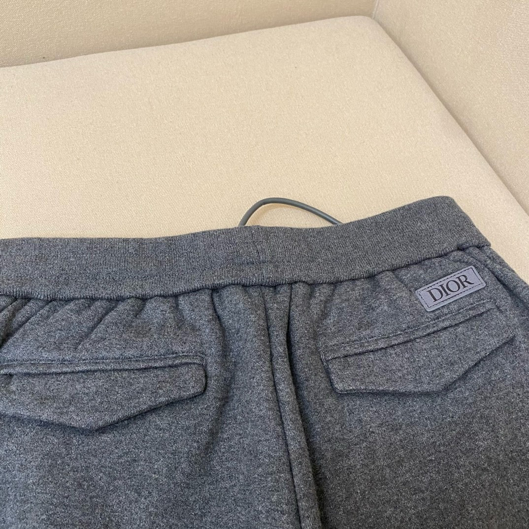 Pantalón negro oscuro y caqui