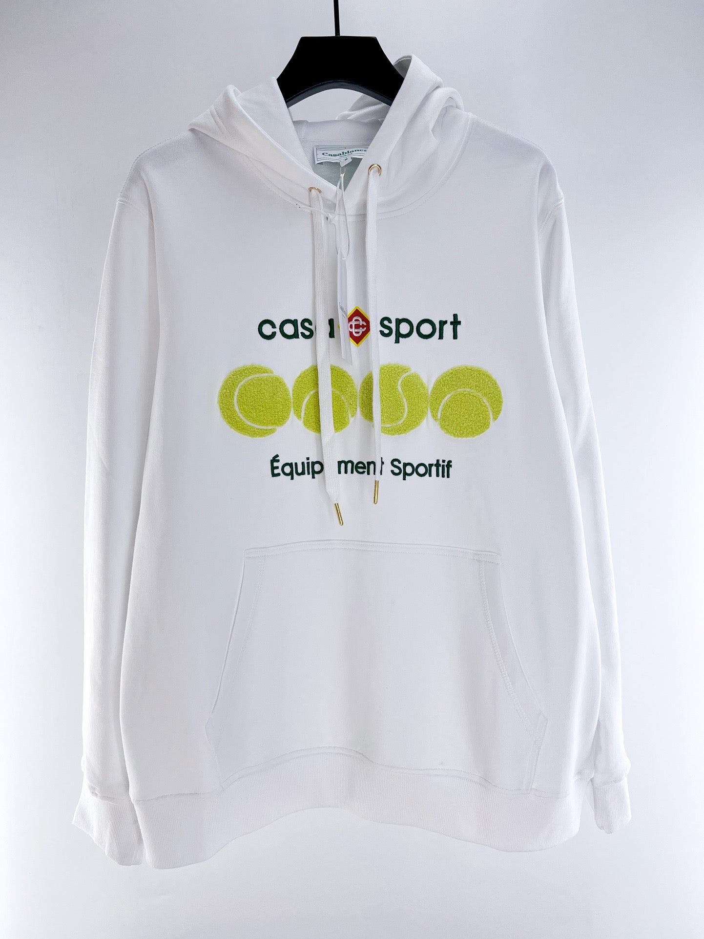 Schwarz-weißer Kapuzenpullover