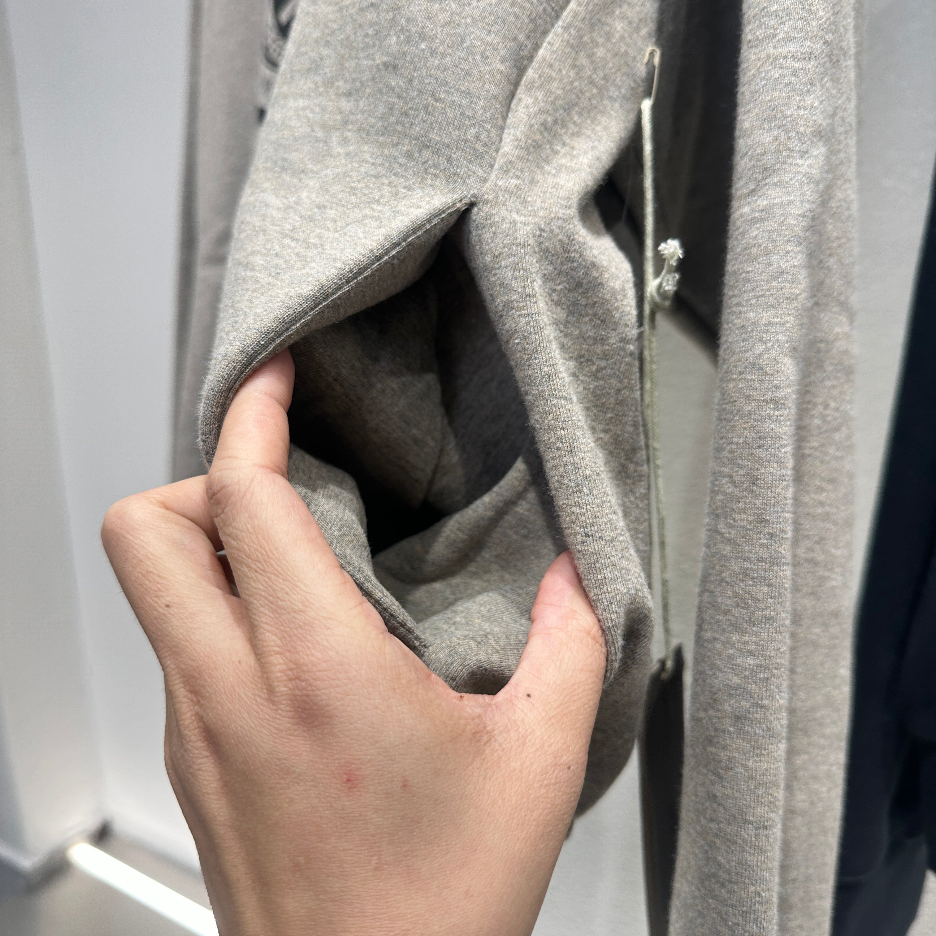 Sudadera con capucha negra y gris niebla oscura