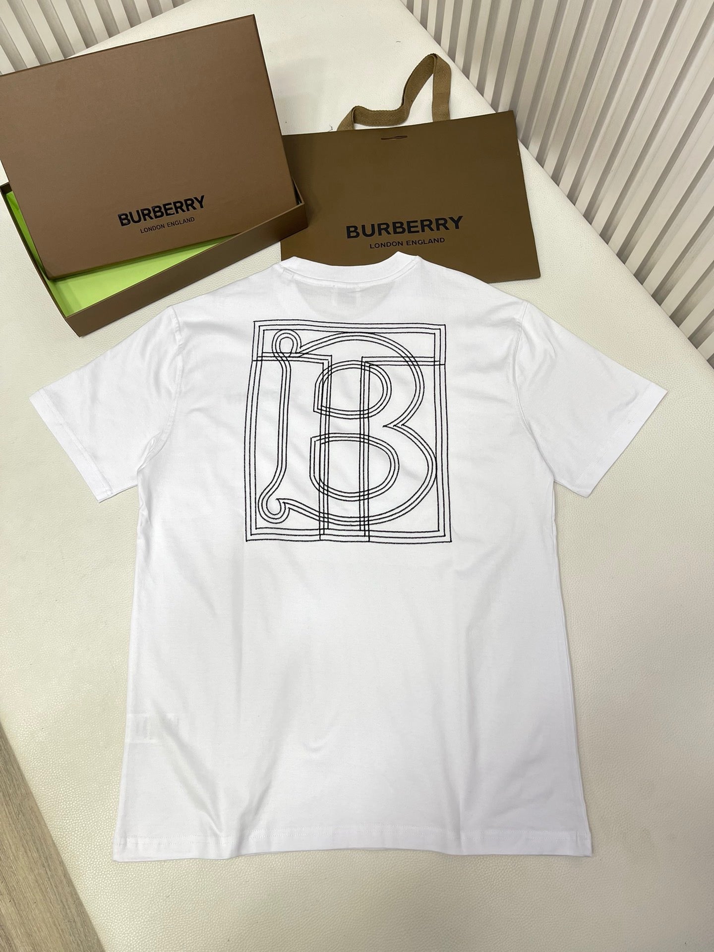 Schwarzes, weißes und blaues T-Shirt