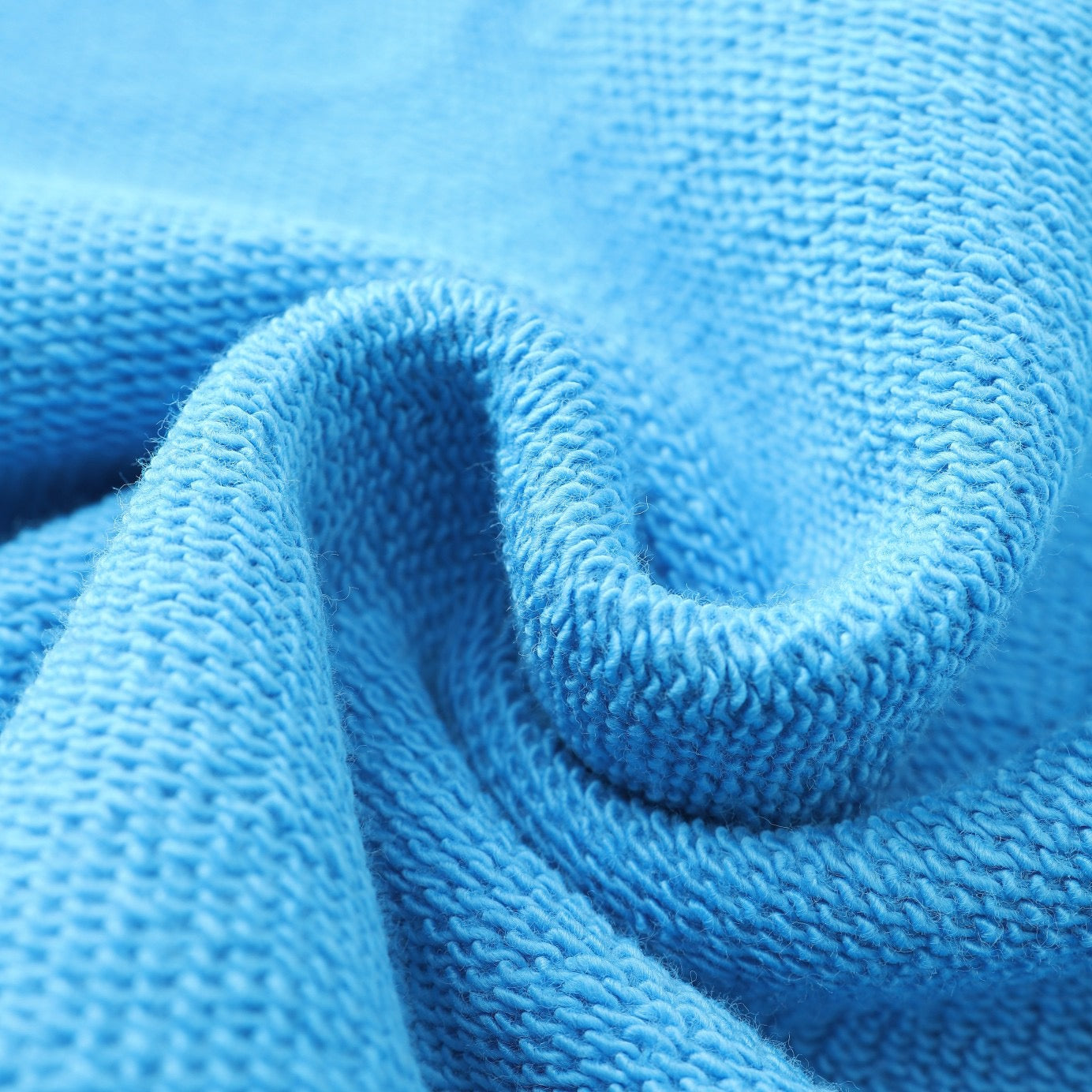 Himmelblauer und khakifarbener Hoodie