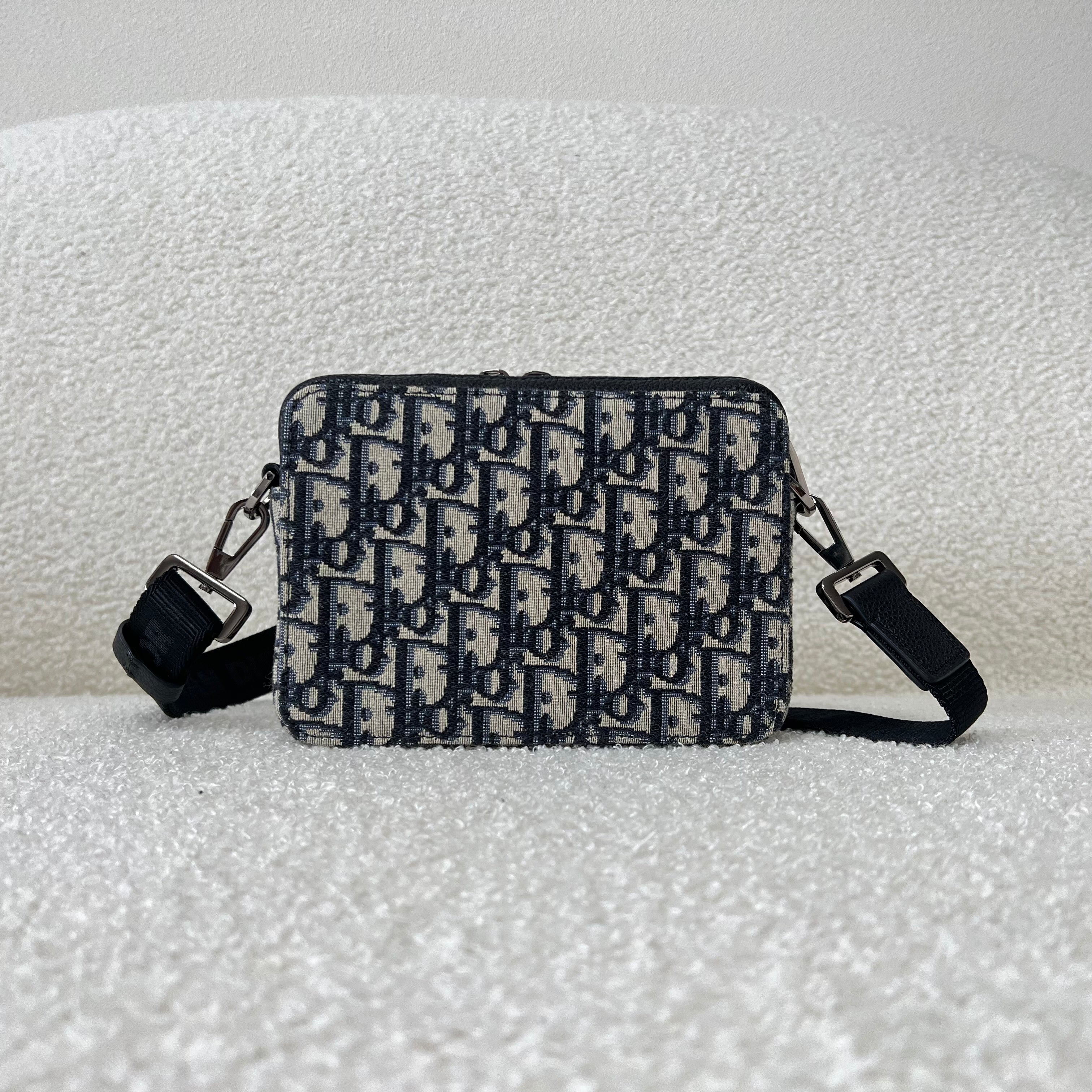 Blaue und schwarzgraue Tasche