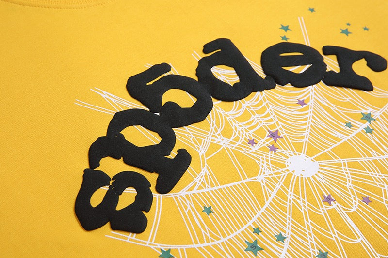 Schwarzes, gelbes und braunes T-Shirt