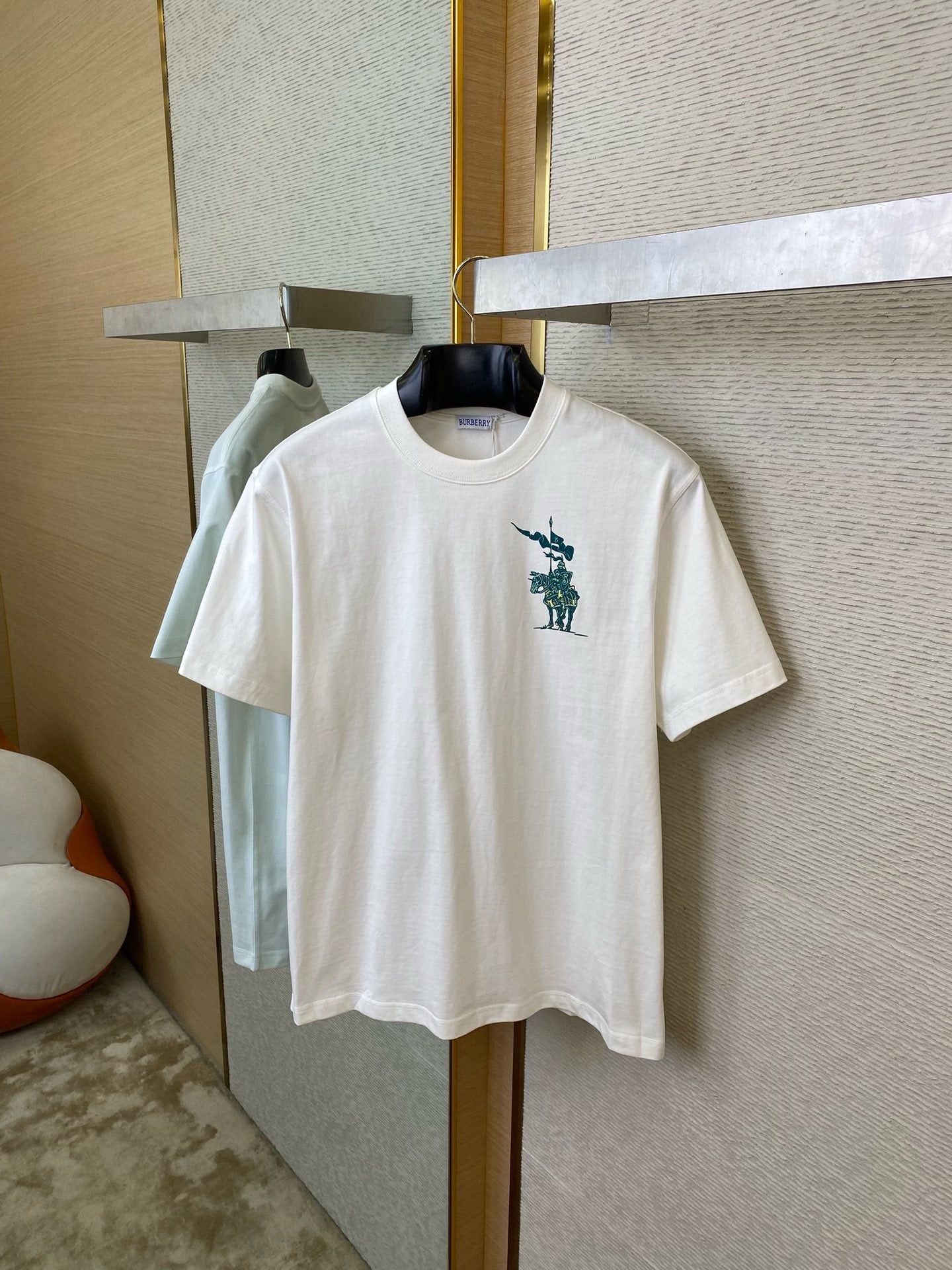Grün-weißes T-Shirt
