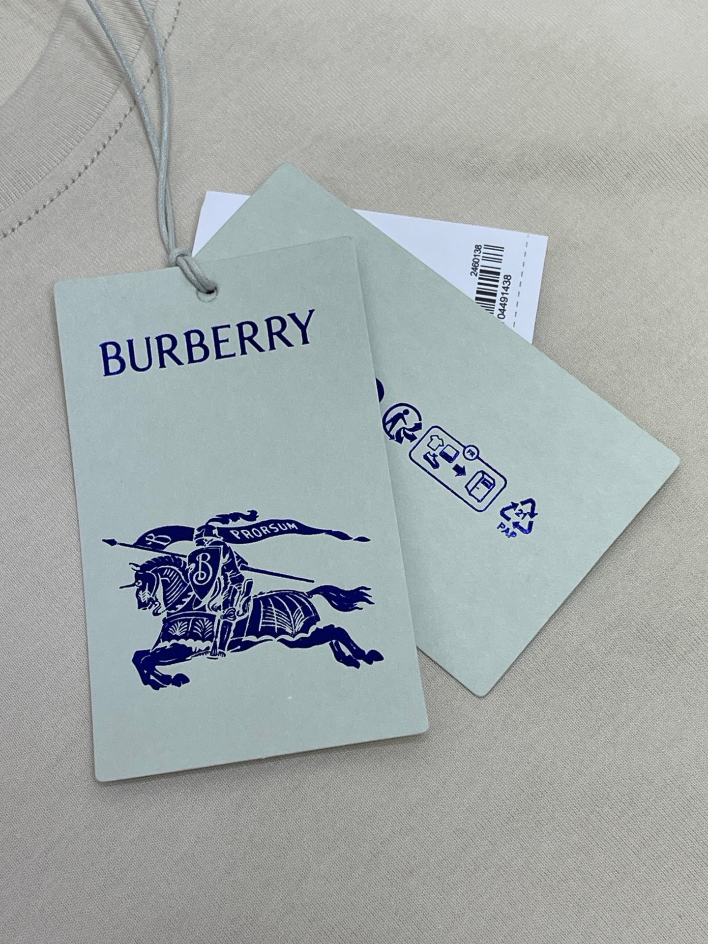 Weißes, grünes und schwarzes T-Shirt