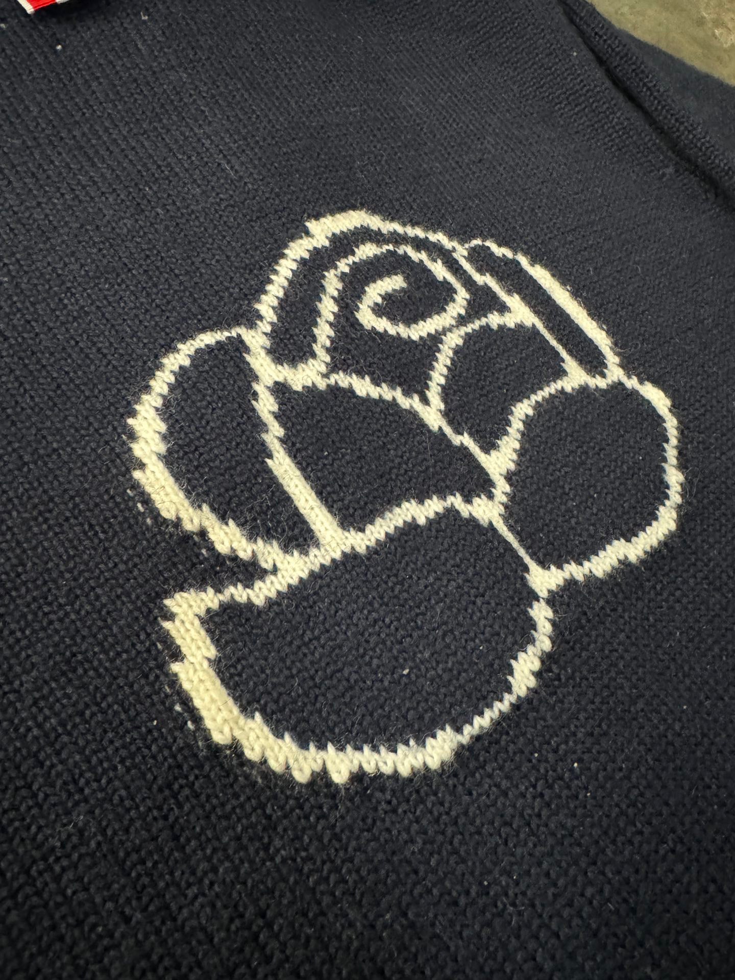 سترة متعددة الألوان