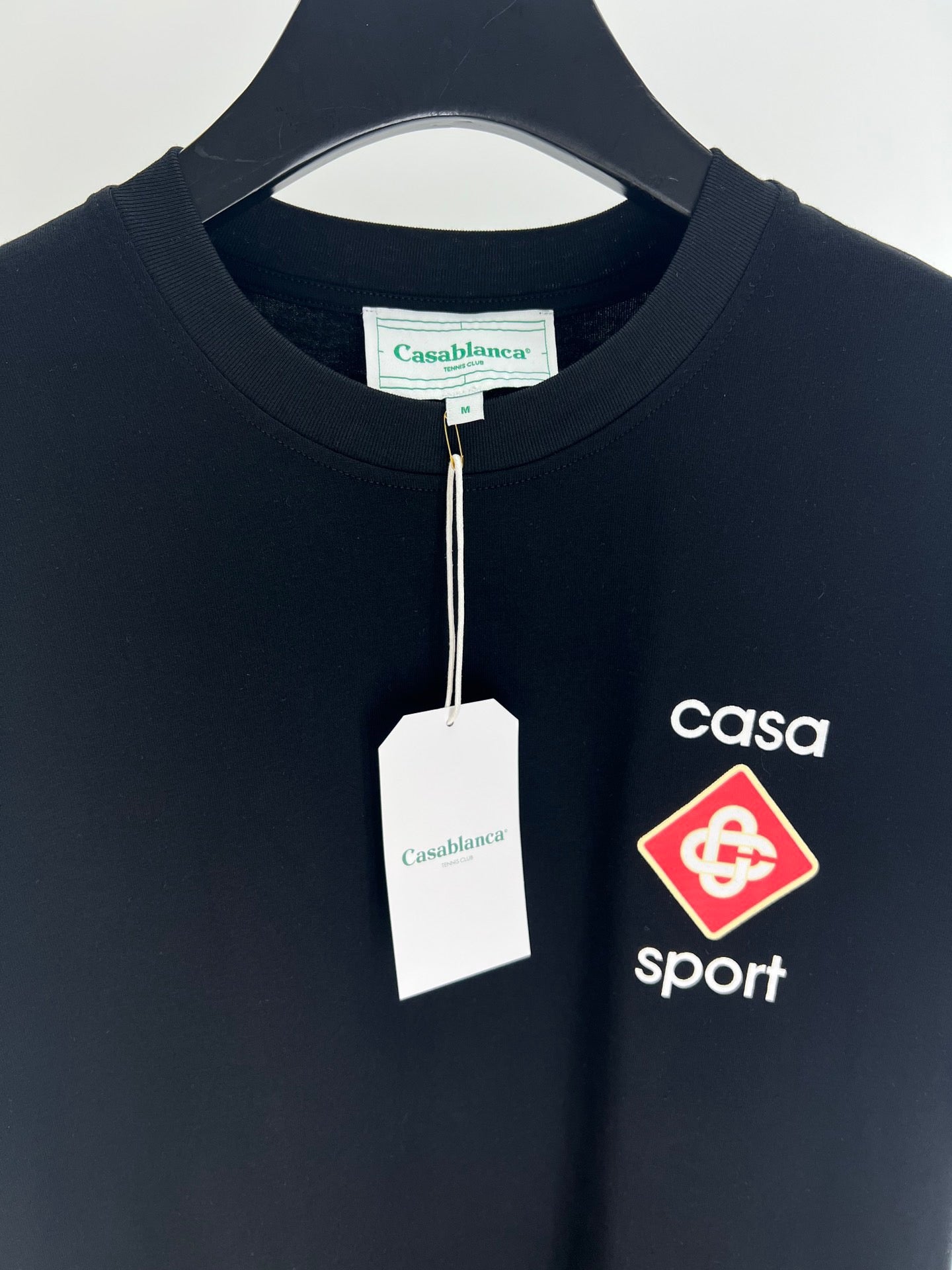 Dunkelblaues und weißes T-Shirt