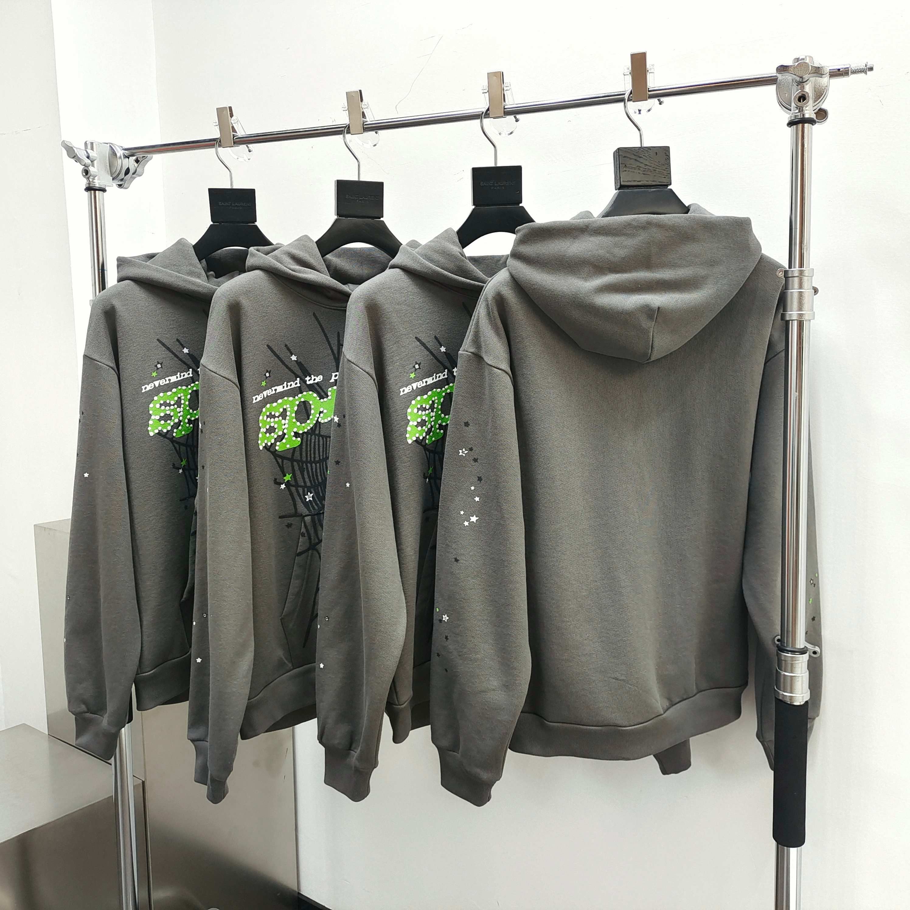Grauer Hoodie