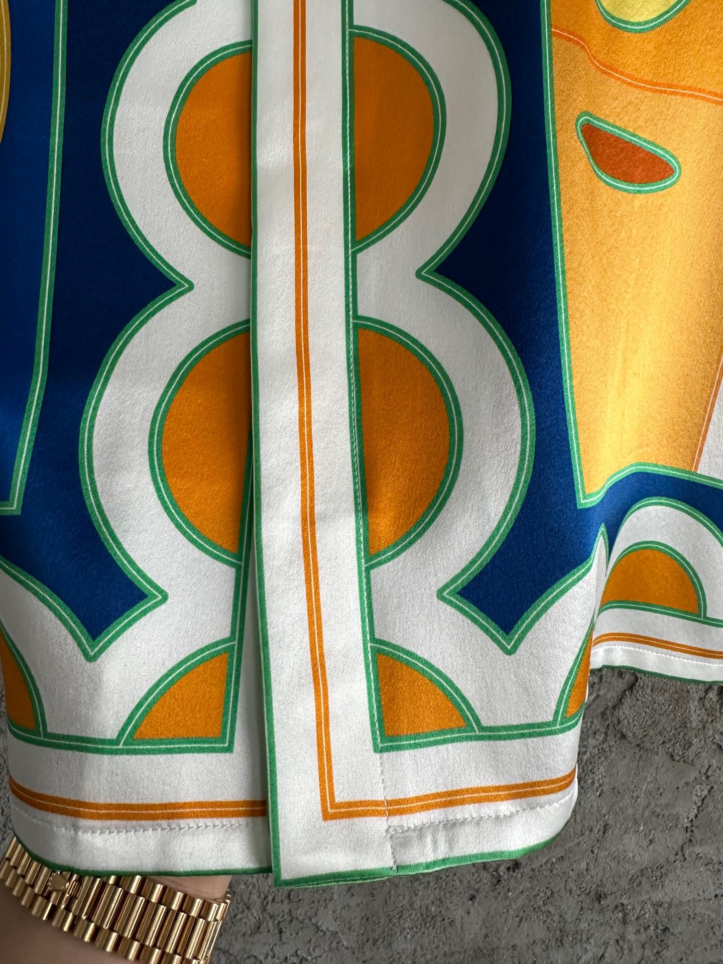 قميص متعدد الألوان