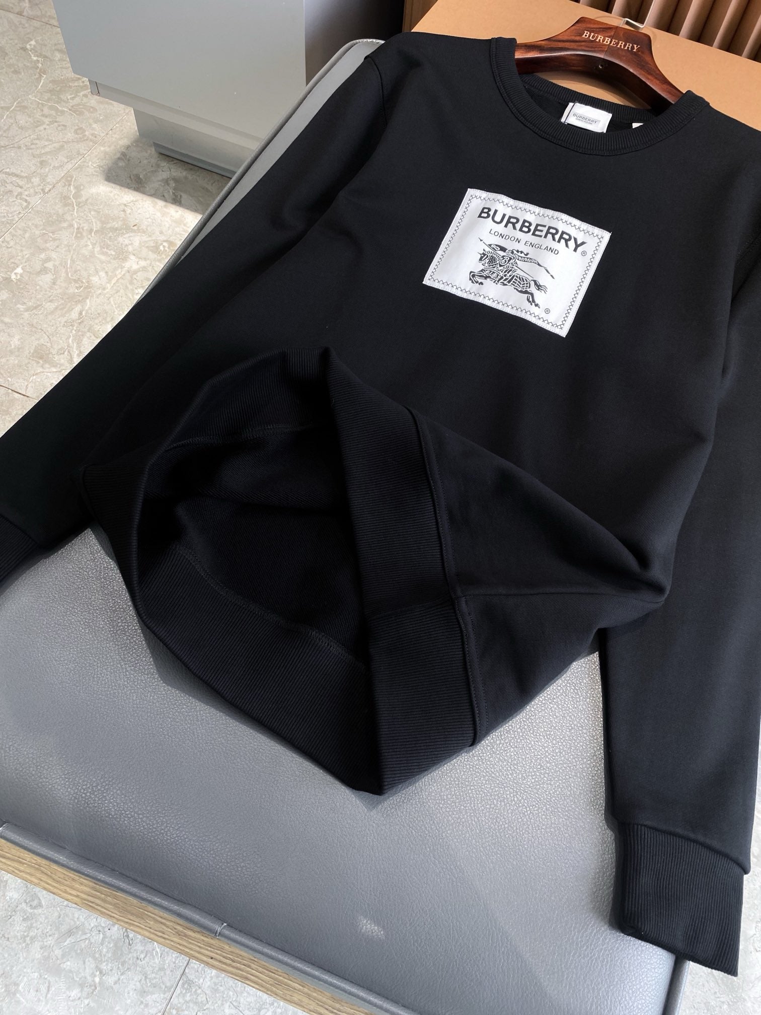 Schwarzes Sweatshirt