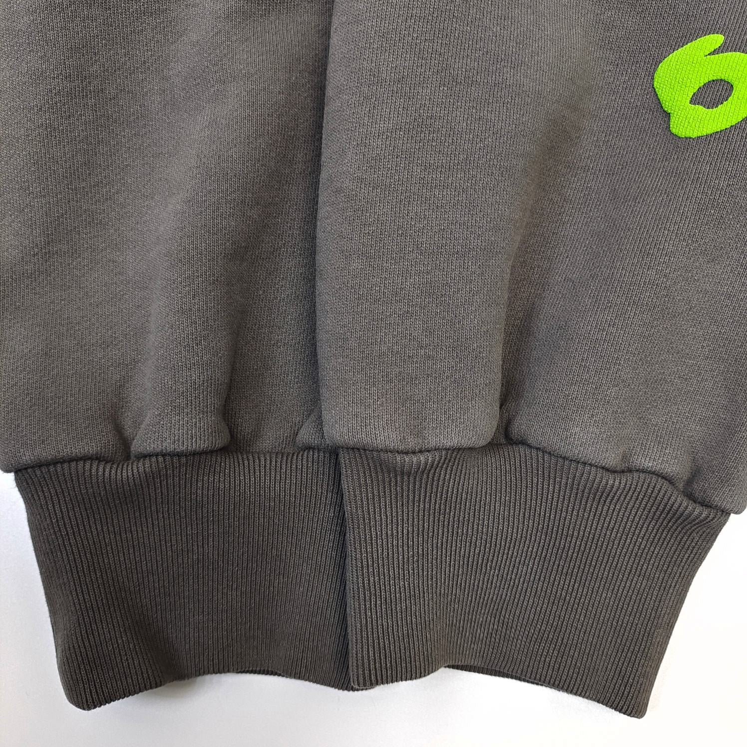 Dunkelgrauer Hoodie