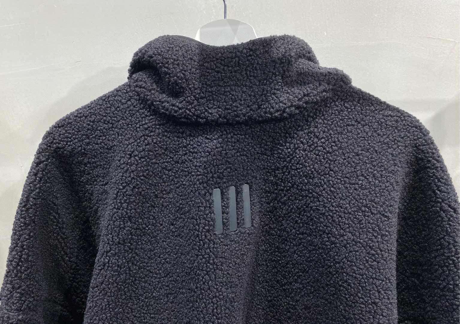 Schwarzer Hoodie
