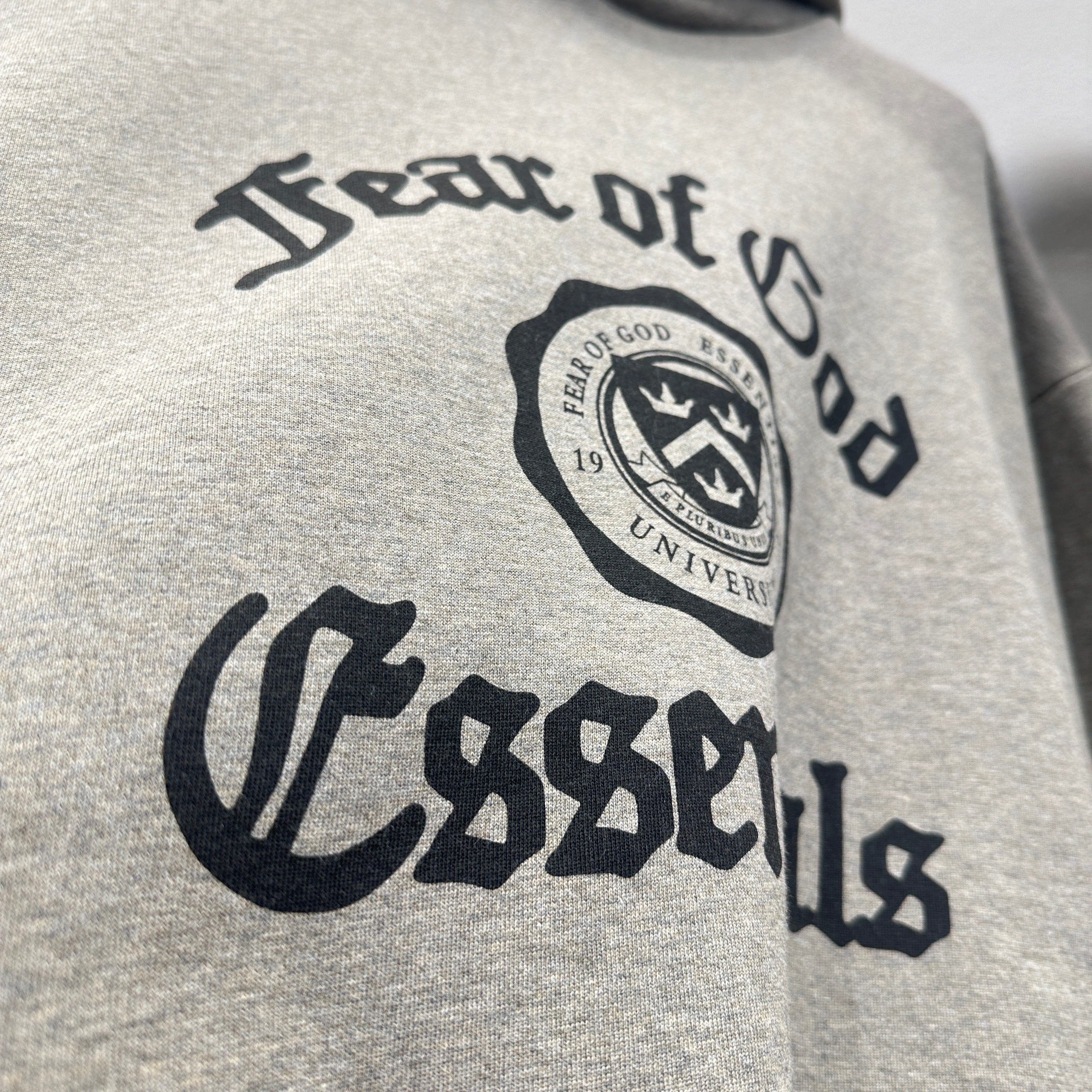 Sudadera con capucha negra y gris niebla oscura