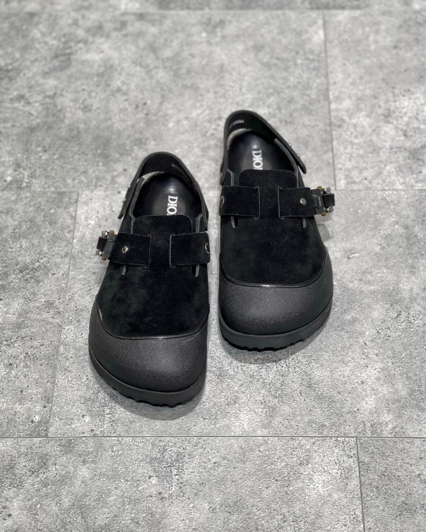 أحذية باللون الأسود والرمادي والأبيض العاجي