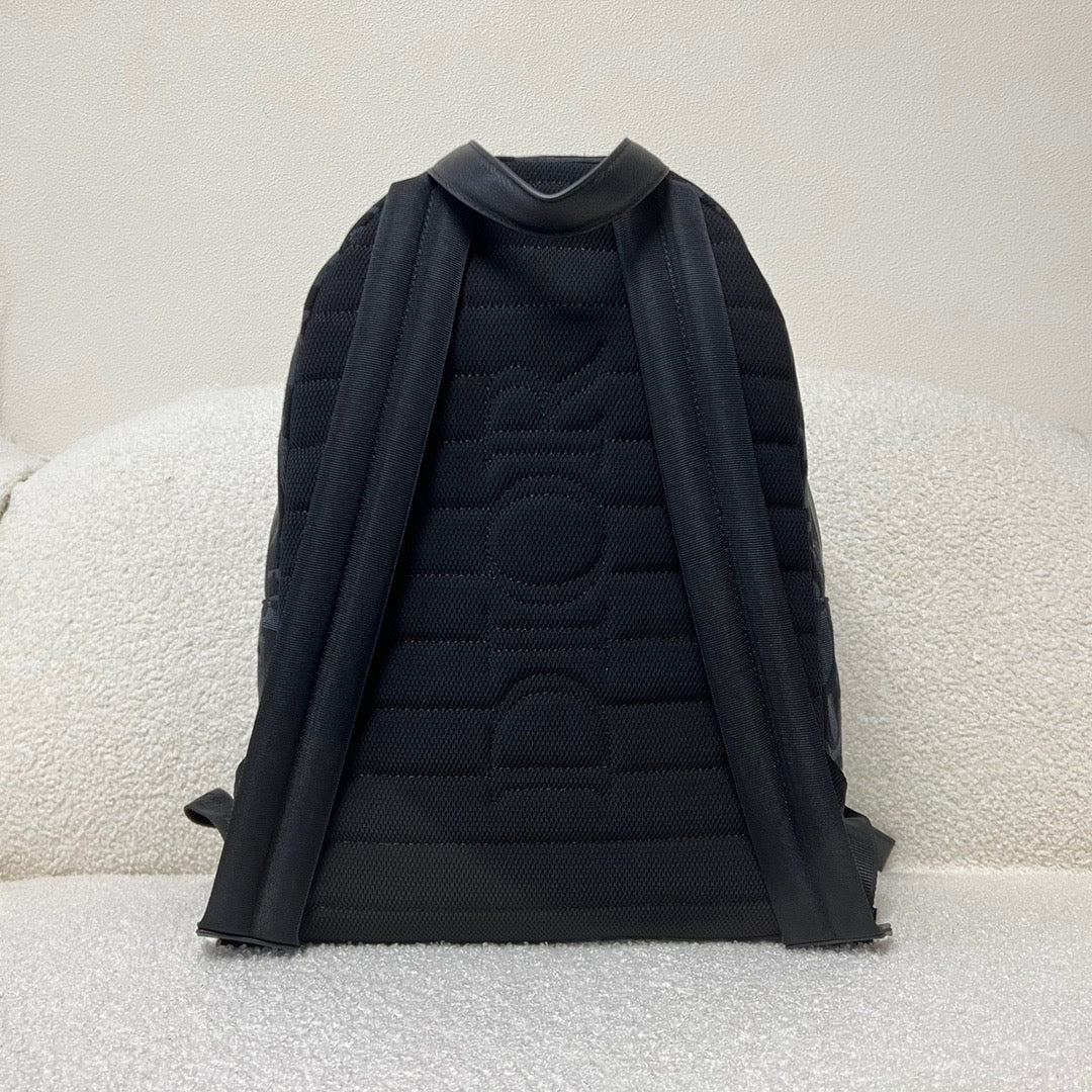 Bolso oblicuo negro y clásico