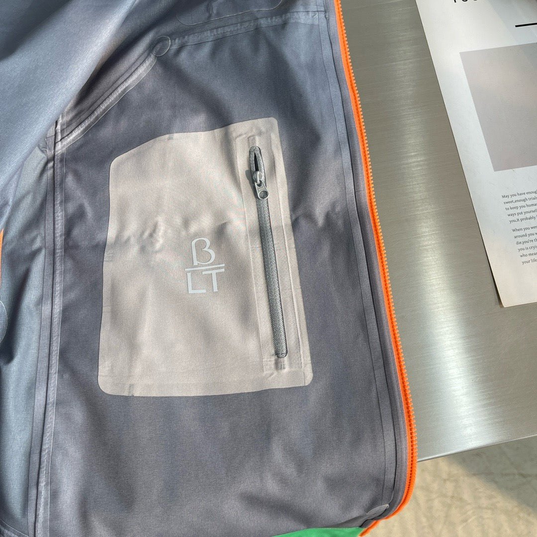 سترة متعددة الألوان