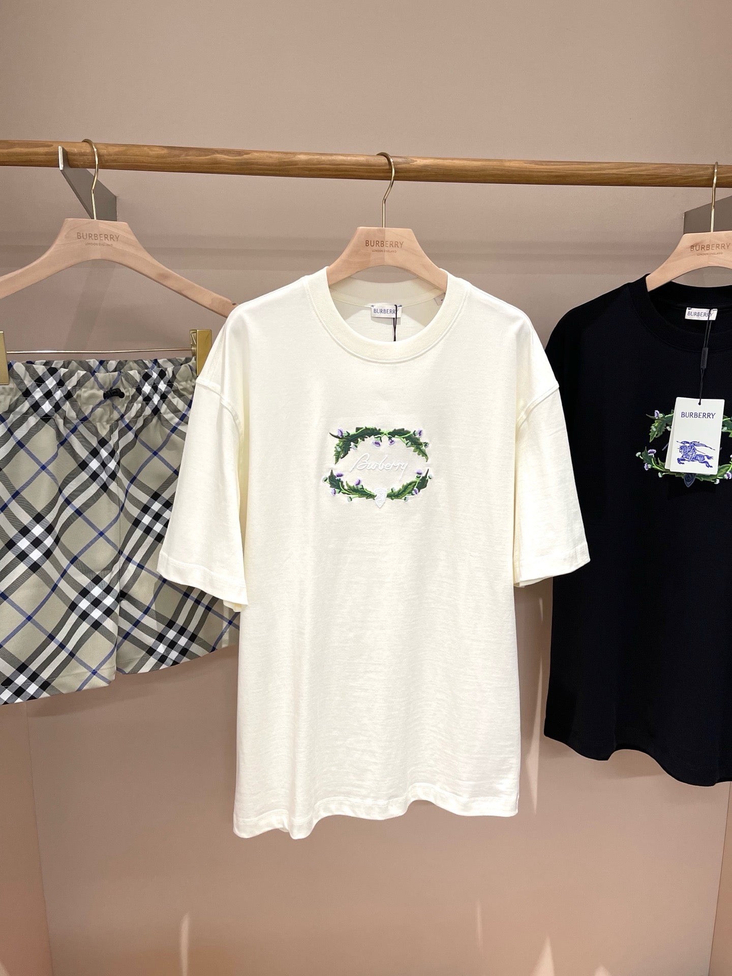 تي شيرت أبيض وأسود