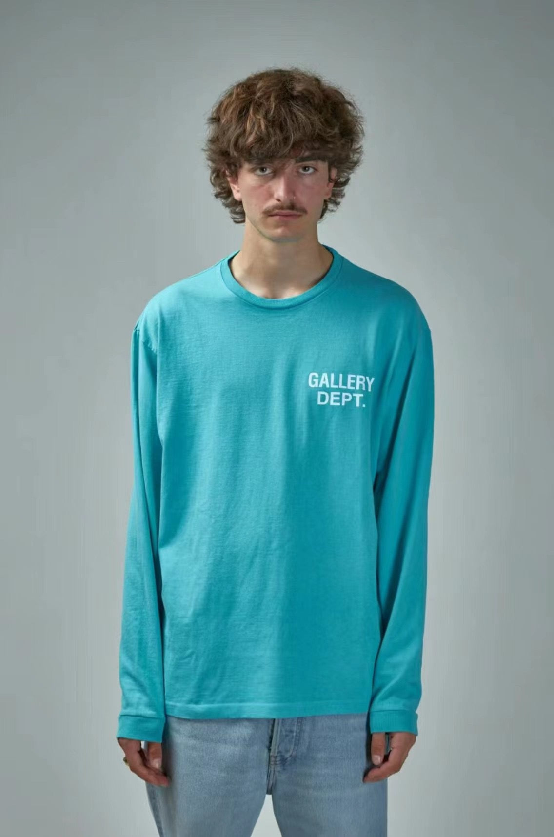 Blaues und himmelblaues Sweatshirt