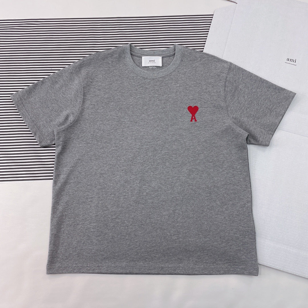 Weißes, schwarzes und graues T-Shirt