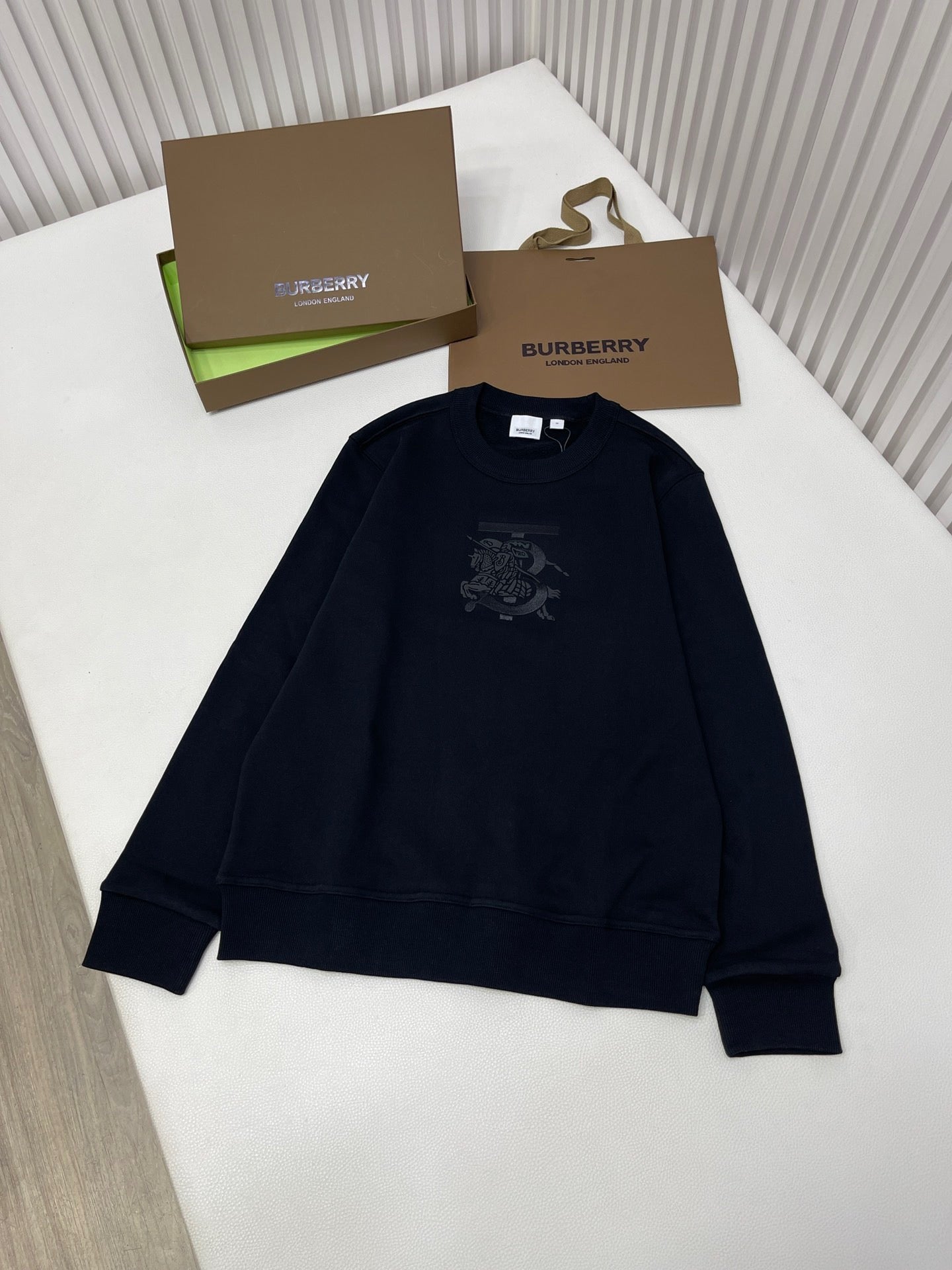 Schwarzer und braungrauer Jersey