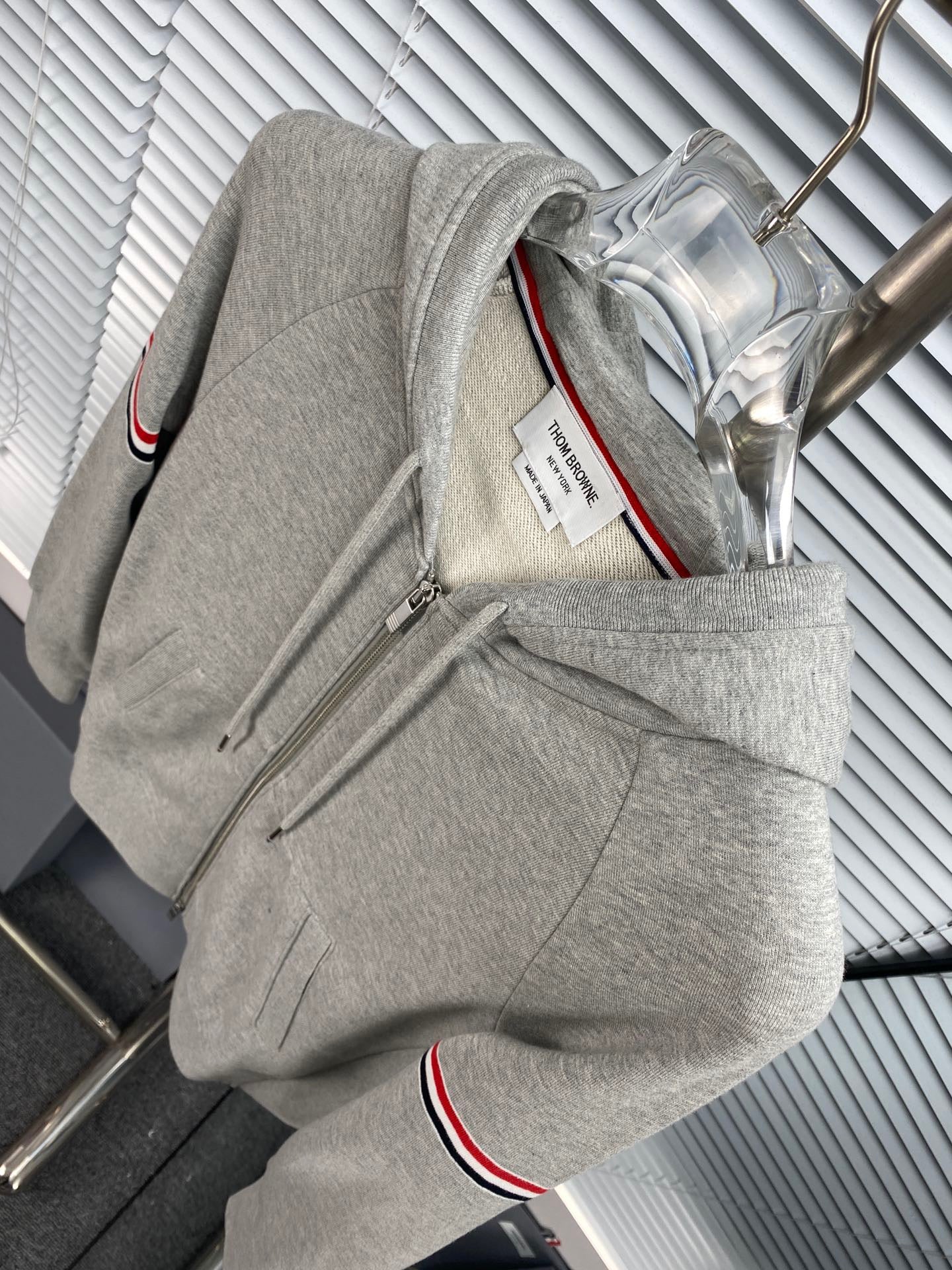 Dunkelblaue und graue Jacke