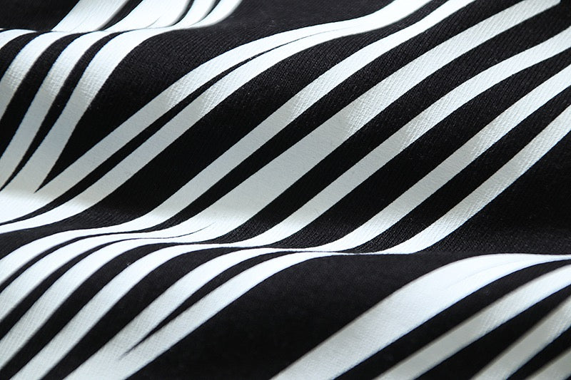 Schwarz-weißes T-Shirt