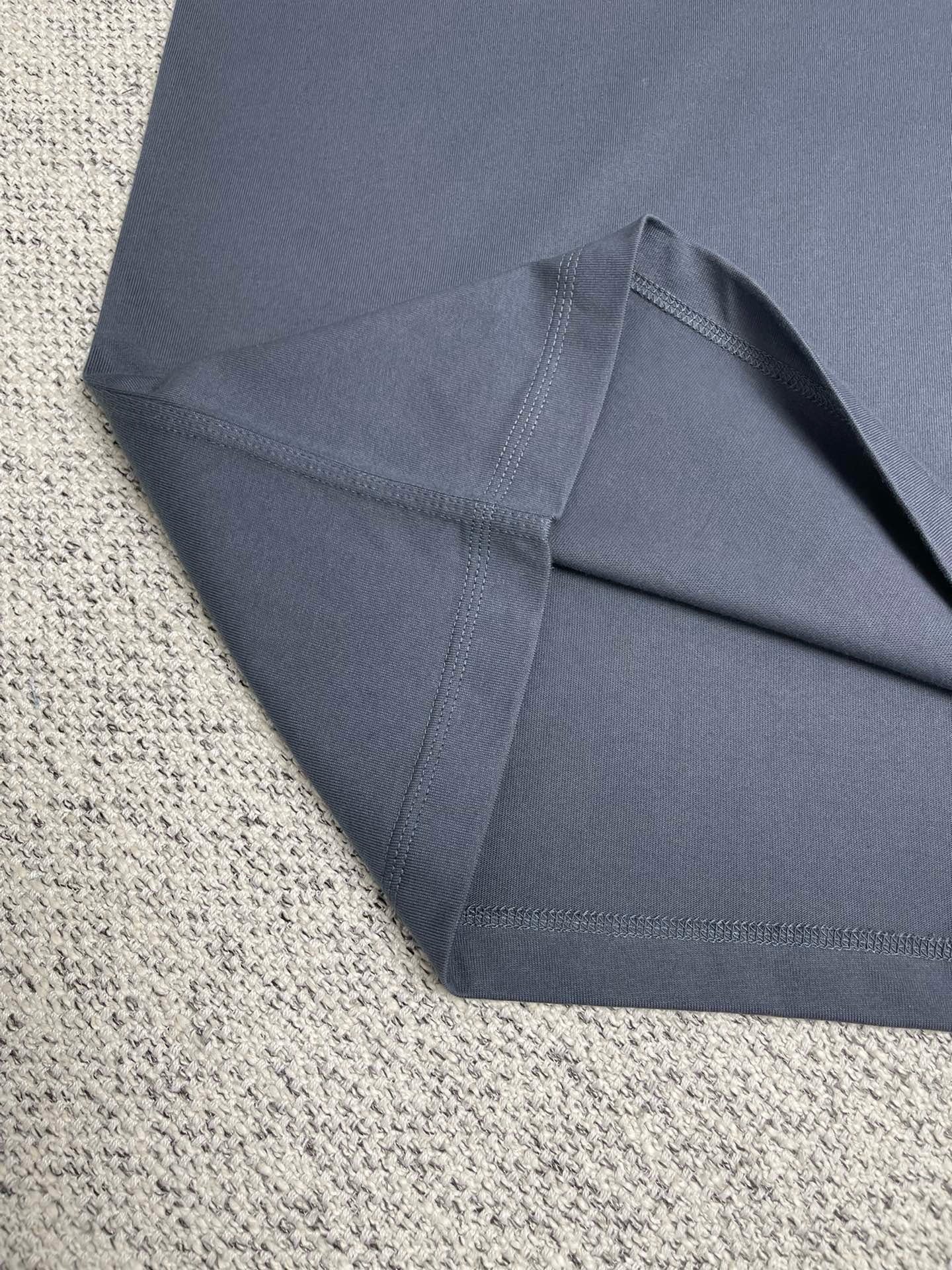 Aprikosen- und graues T-Shirt